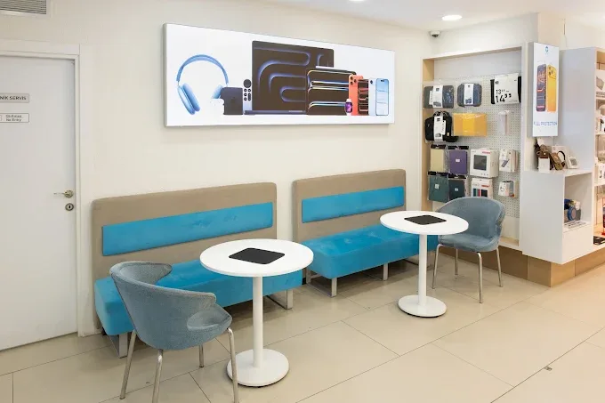 Cepmarketim mağaza girişi ve Turkcell teşhir alanı, Şişli Büyükdere Caddesi